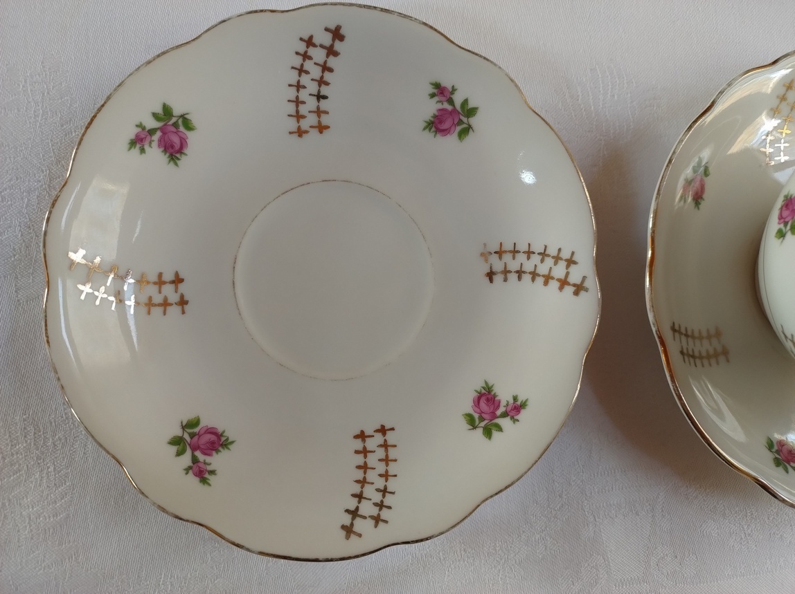 Starožitnÿ šálek s podšálkem - 2