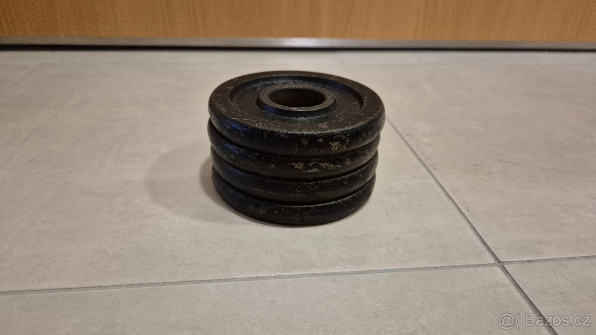 Prodám litinové 4x 0,5 kg kotouče - 30 mm otvor - 2