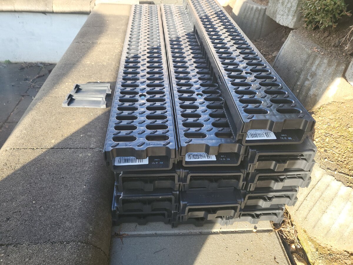 Odvodňovací žlab s plastovou mřížkou. - 2