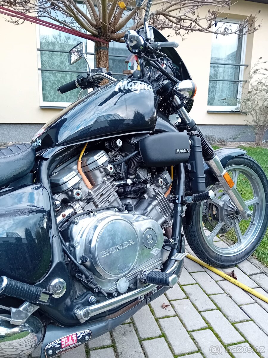 Honda VF 700c supermagna - 2