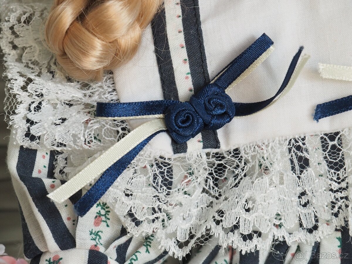 Porcelánová panenka - se slamákem a květinou - 2