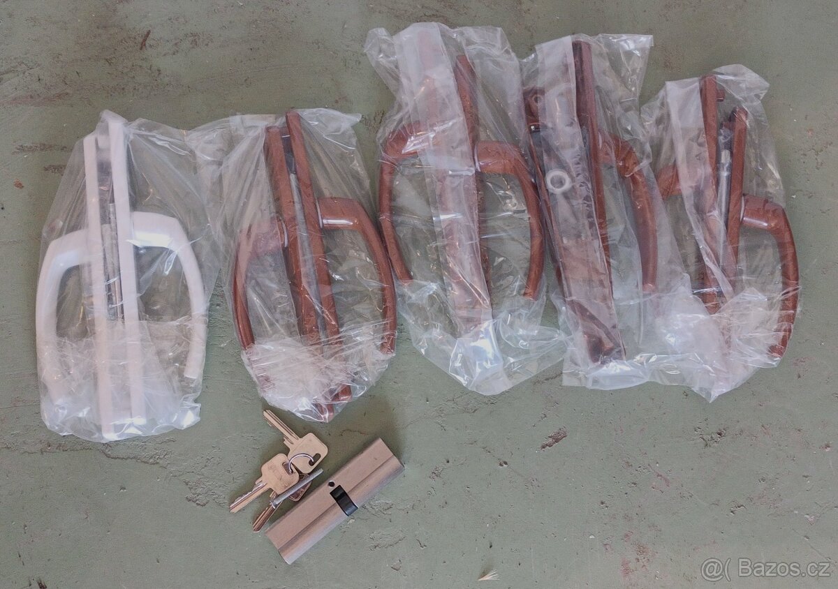 prodám vchodové bílé dveře 100 x 210 - včetně kování - 2