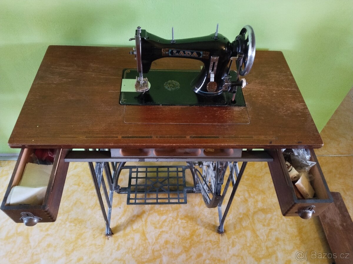 Prodám starožitný šlapací šicí stroj zn.LADA - 2