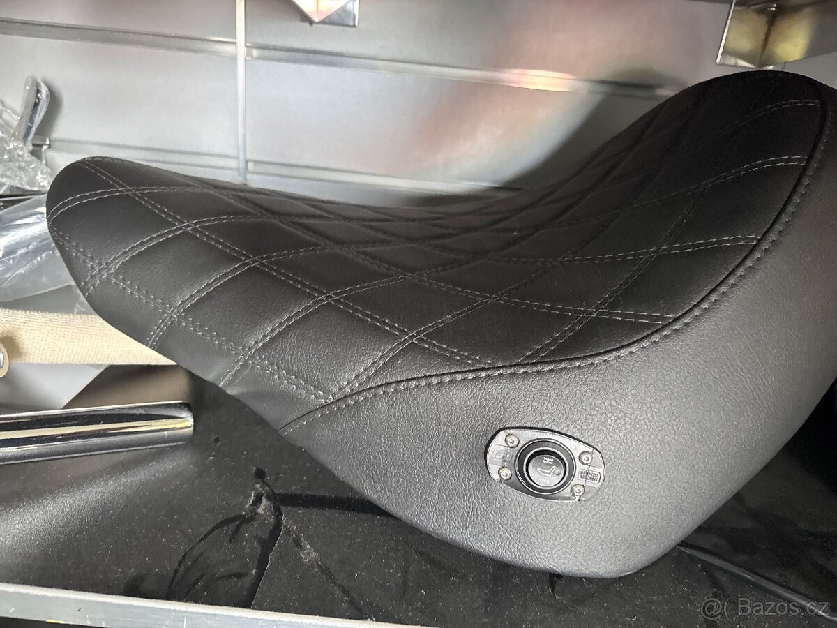 Vyhrivane sedlo Saddlemen na Harley Davidson Softail 2018- - 2