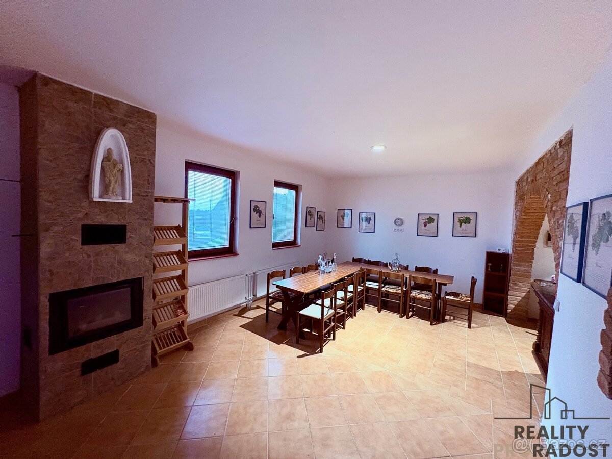 Prodej novostavby Zaječí s apartmány a vinným sklepem - 2