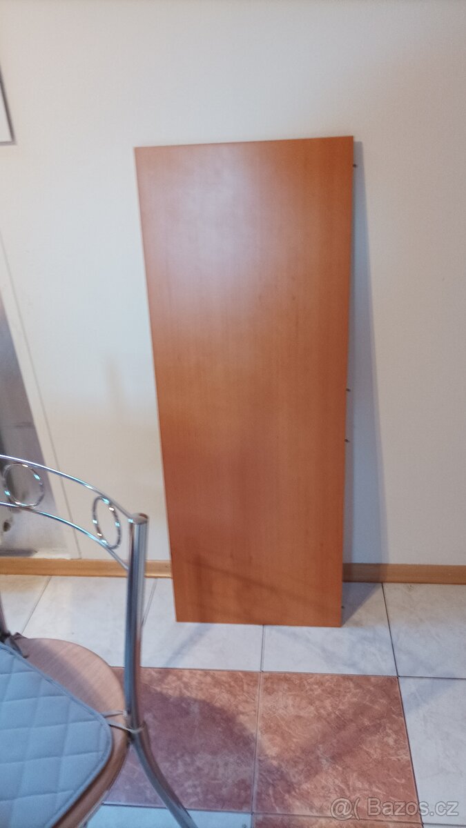 Jídelní stůl a 5 židlí - 2