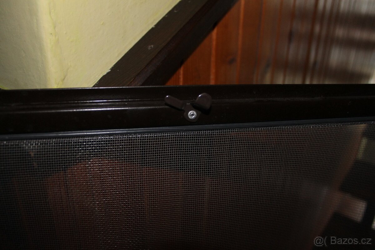 Síť do okna s rámem proti komárům - 2