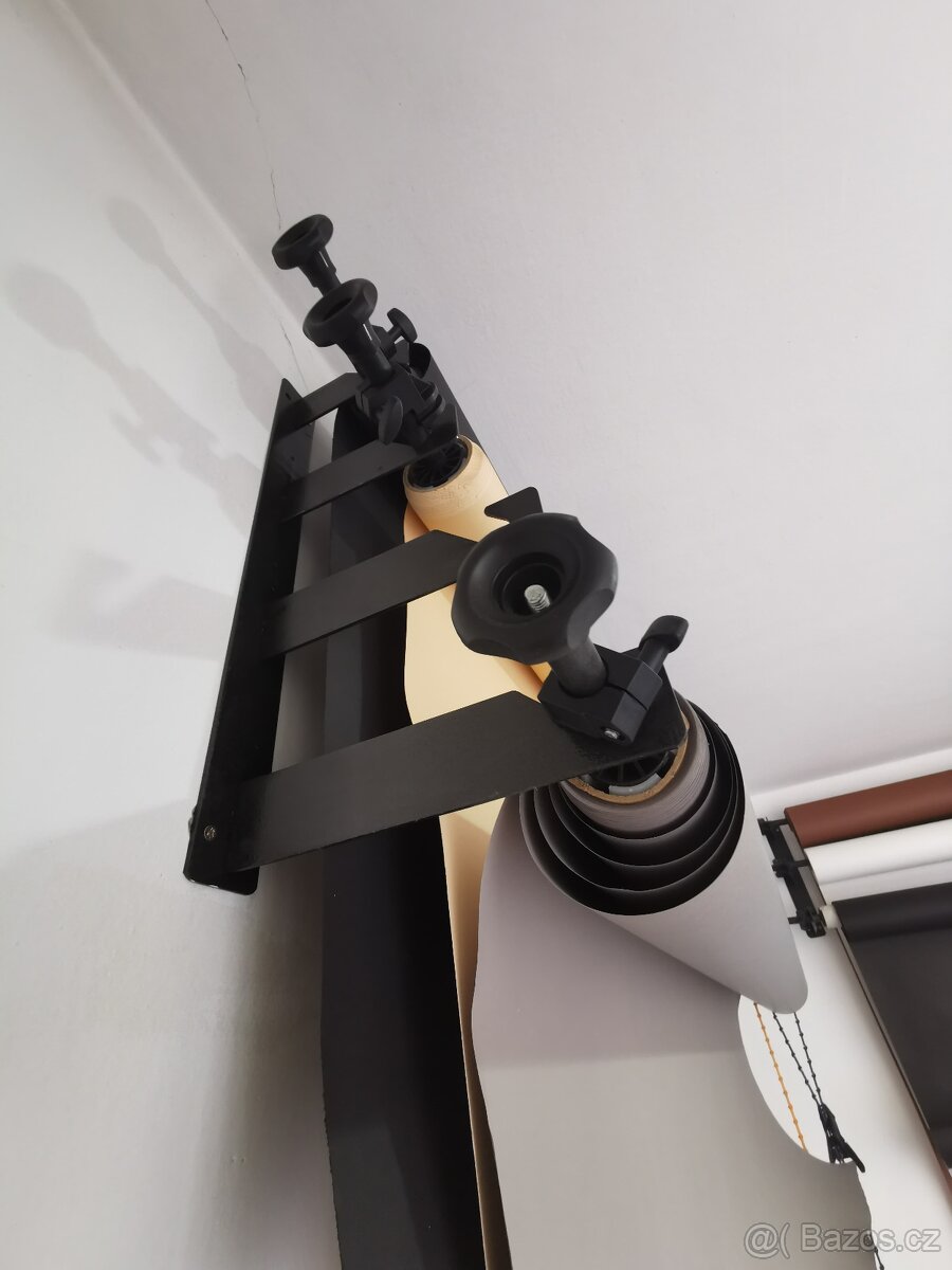 Držáky s trny na 4 fotopozadí + 3 x fotopozadí š. 1,35m - 2