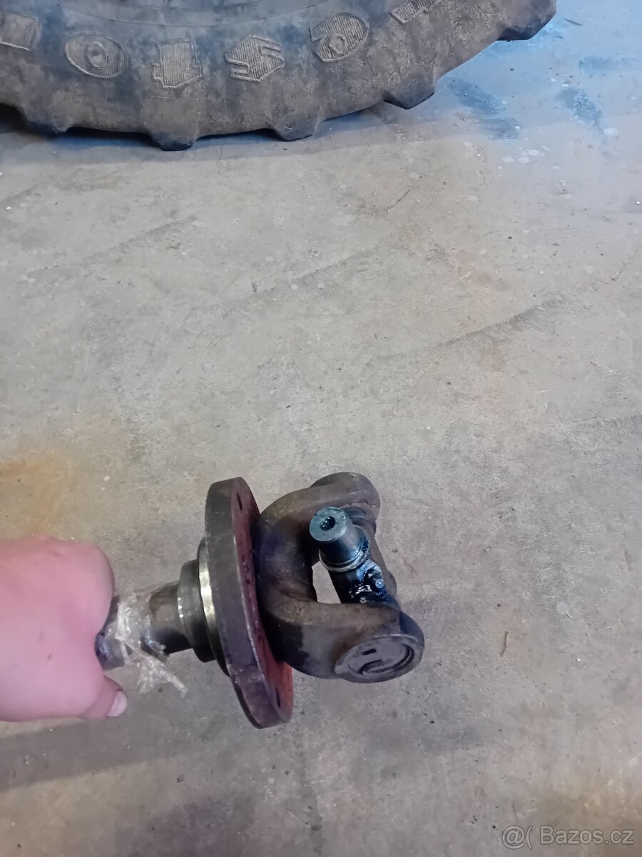 Poloosa předbi napravy New Holland - 2