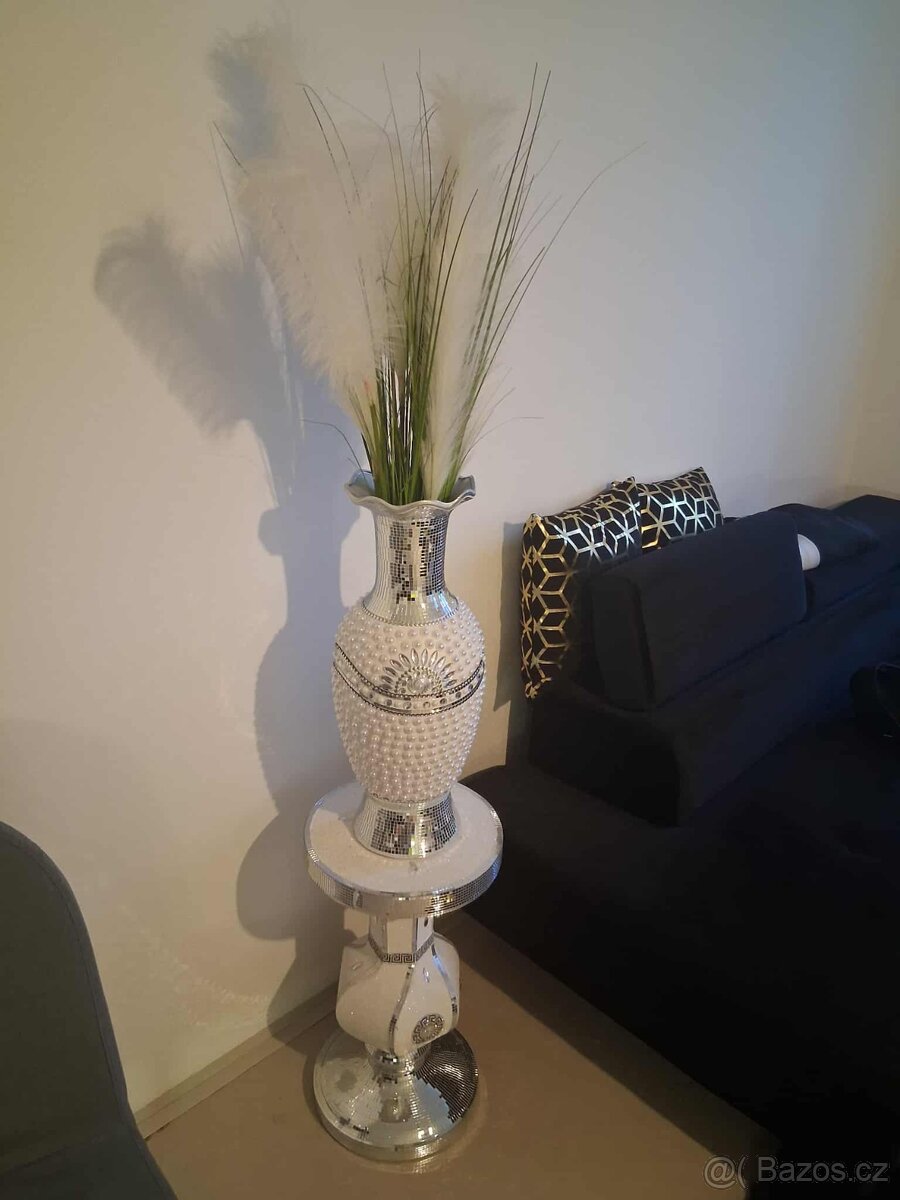 Nabízím Vazu +podstavec +koberec - 2