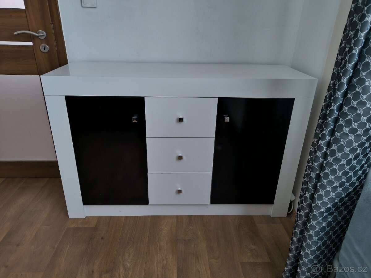 Komoda + dva noční stolky - 2