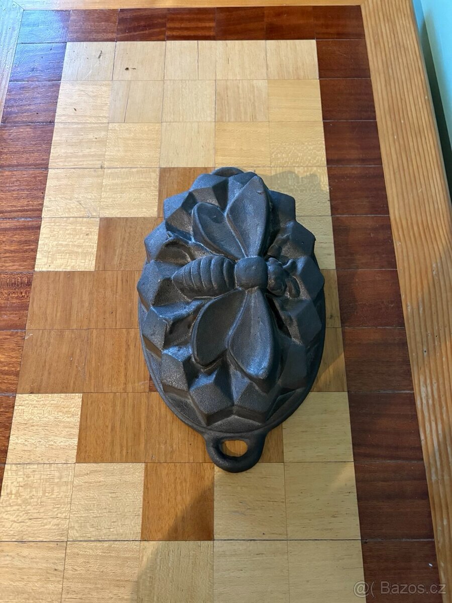 Stará bábovka včela - 2