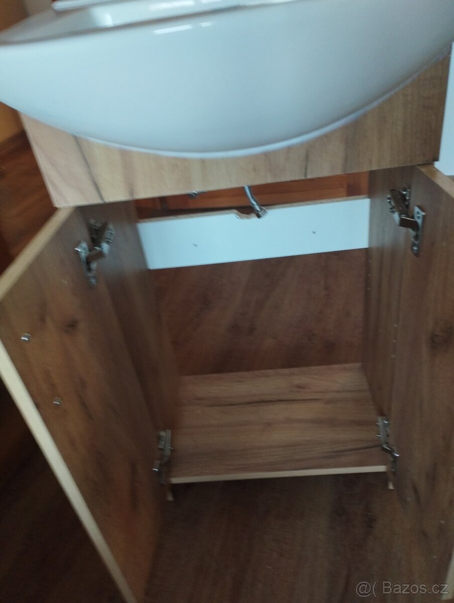 Skříňka s umyvadlem - 2