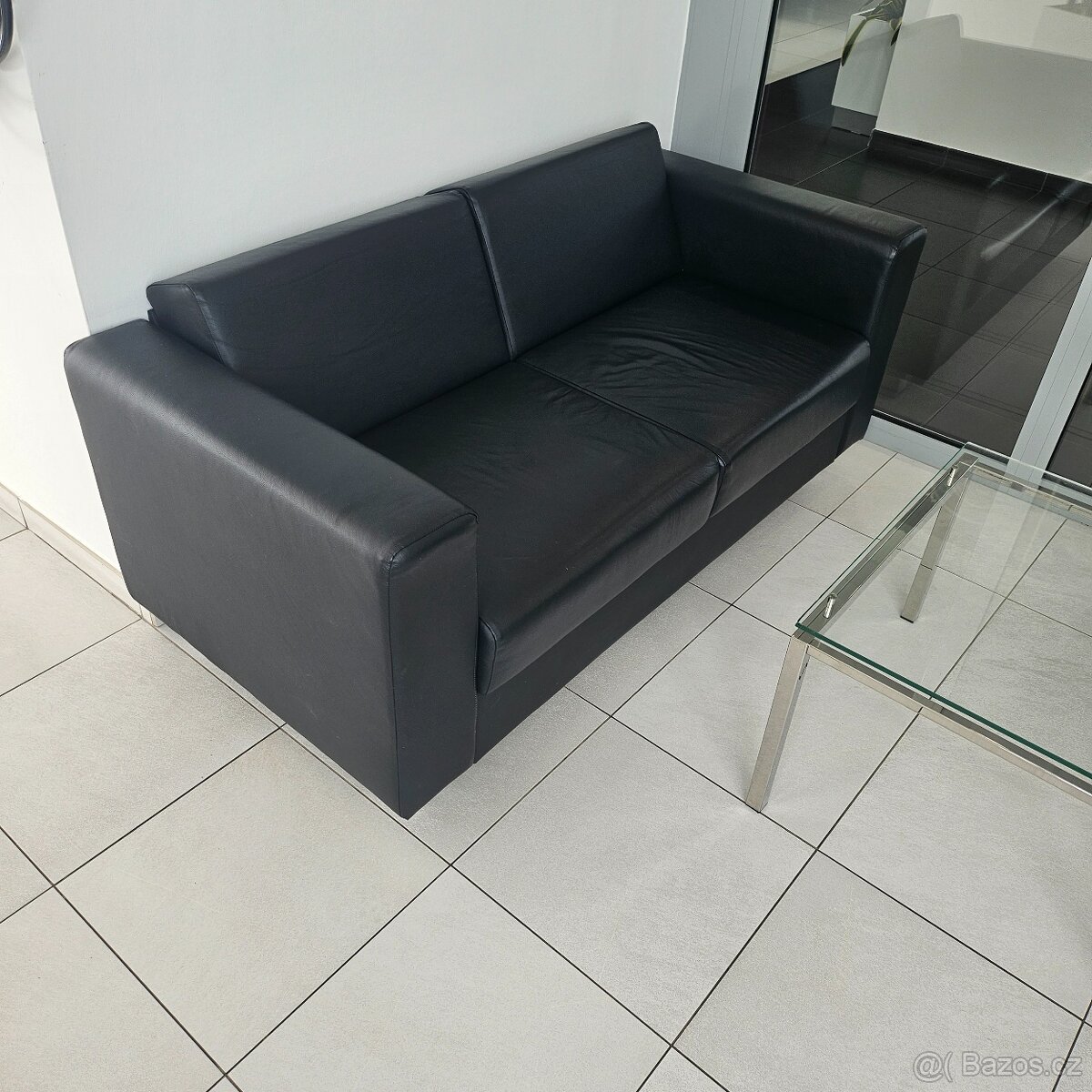 Černá kožená dvoumístná pohovka - 2