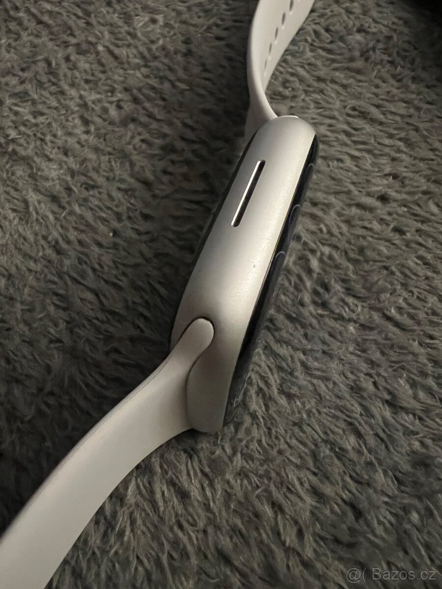 Prodám Apple Watch 8 45mm MINIMUM POŠKOZENI - 2