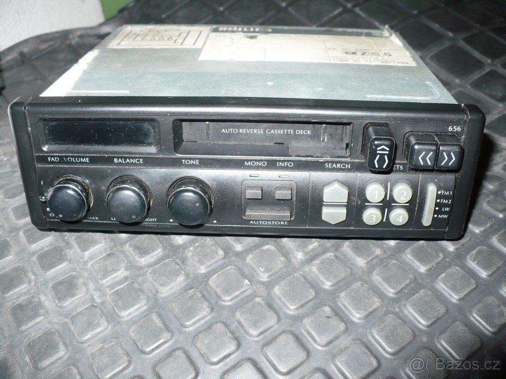 BMW E30 dobové rádio a hřebenové řízení - 2