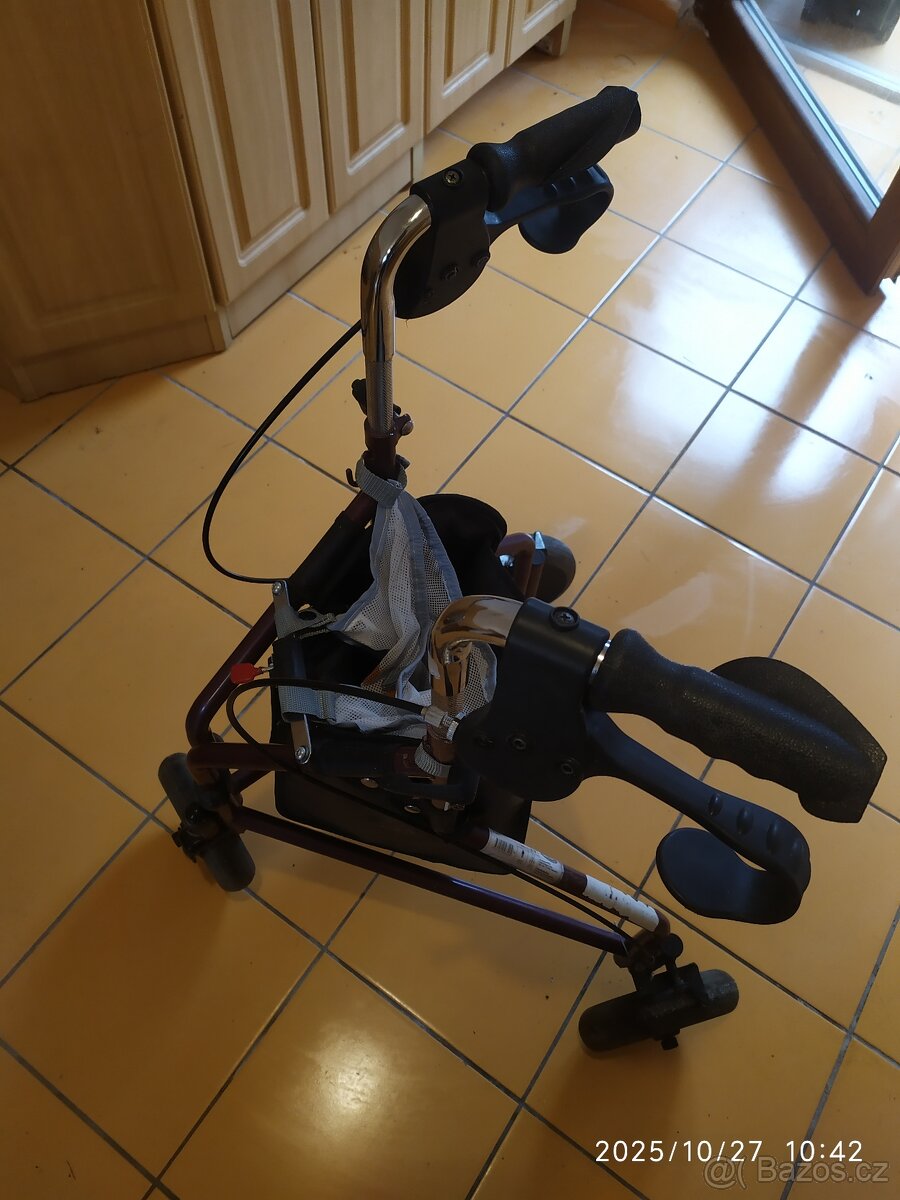 Chodítko pro seniory tříkolka. - 2