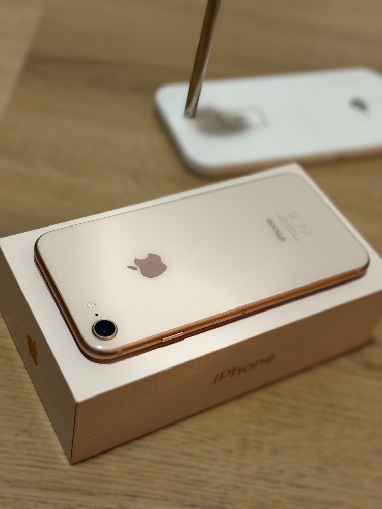 Prodám iPhone 8 GOLD 64GB v krásném stavu - 2