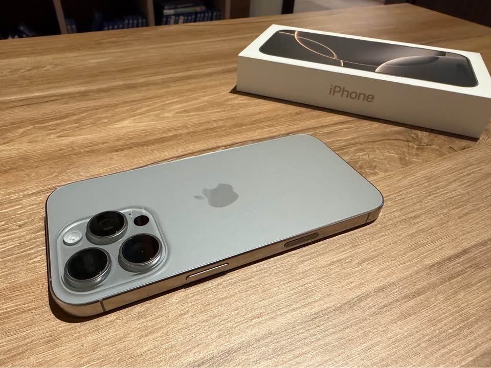 iPhone 16 Pro 128 GB – přírodní titan, záruka do 02/2027 - 2