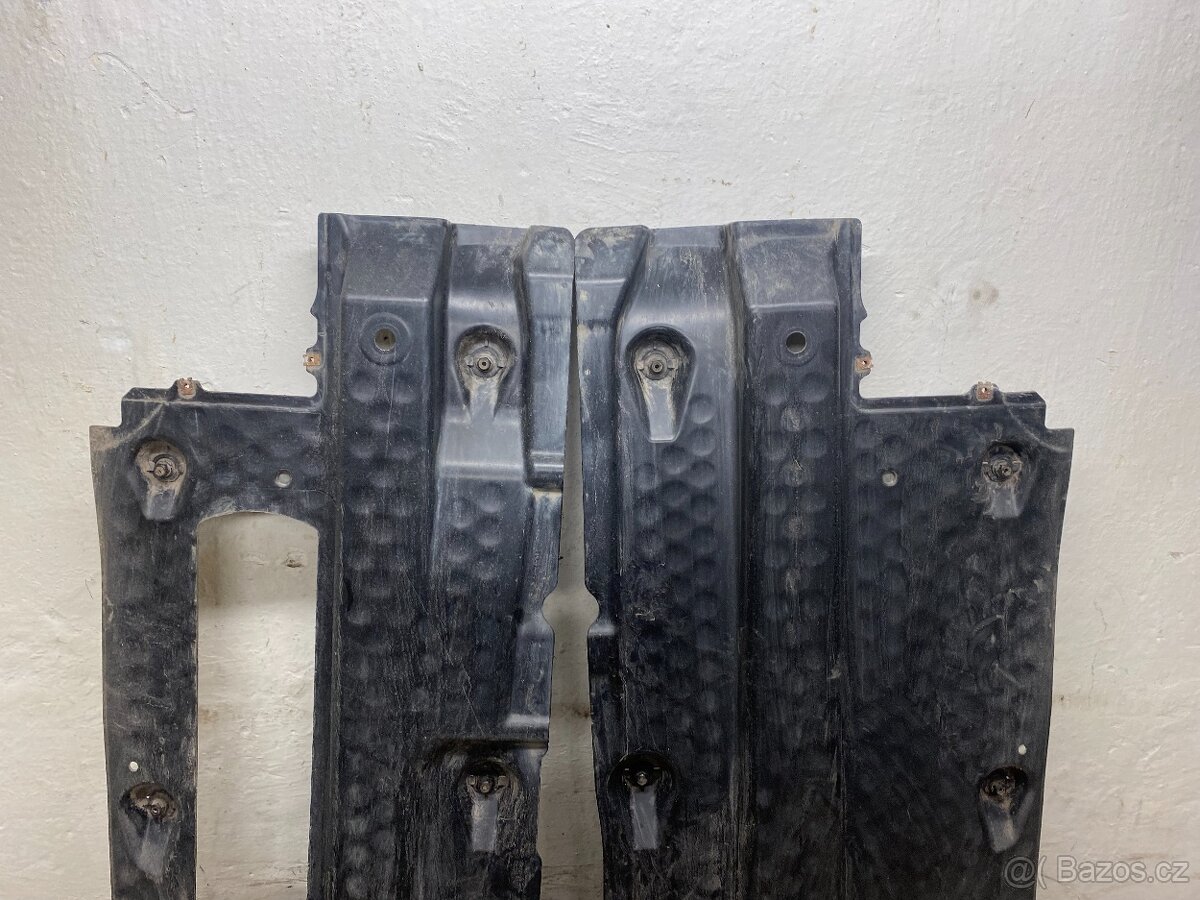 ŠKODA OCTAVIA 2 2004-2013 - LEVÝ KRYCÍ PLAST PODVOZKU - 2