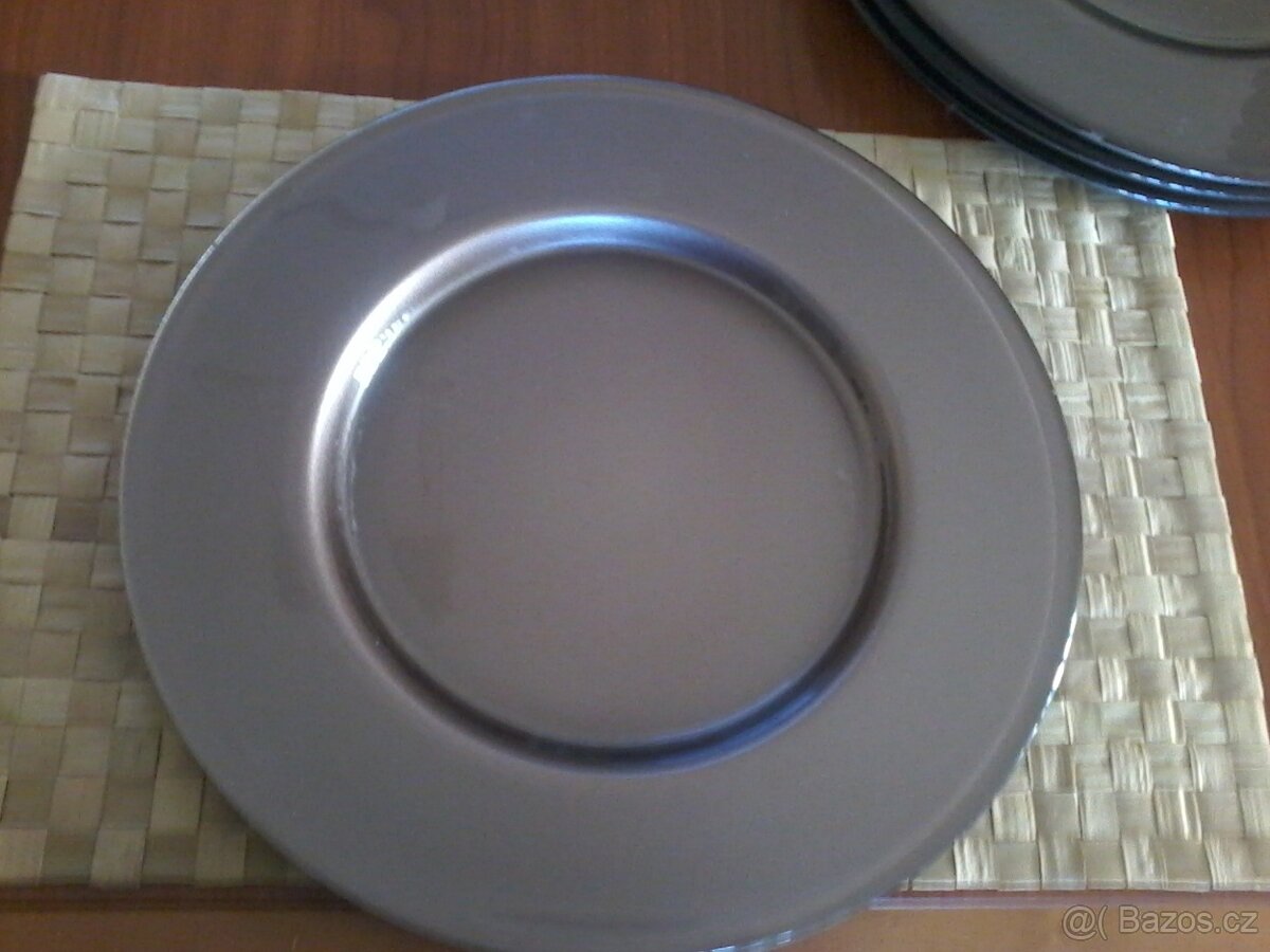 Prodám 4 talíře "klubáky" - 2