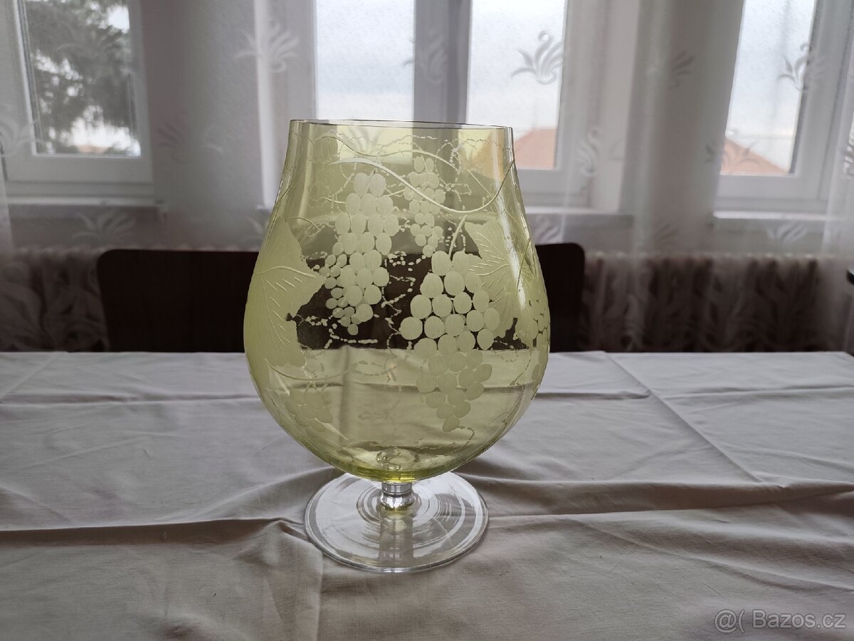 obří číše s reliéfem vinné révy - 2