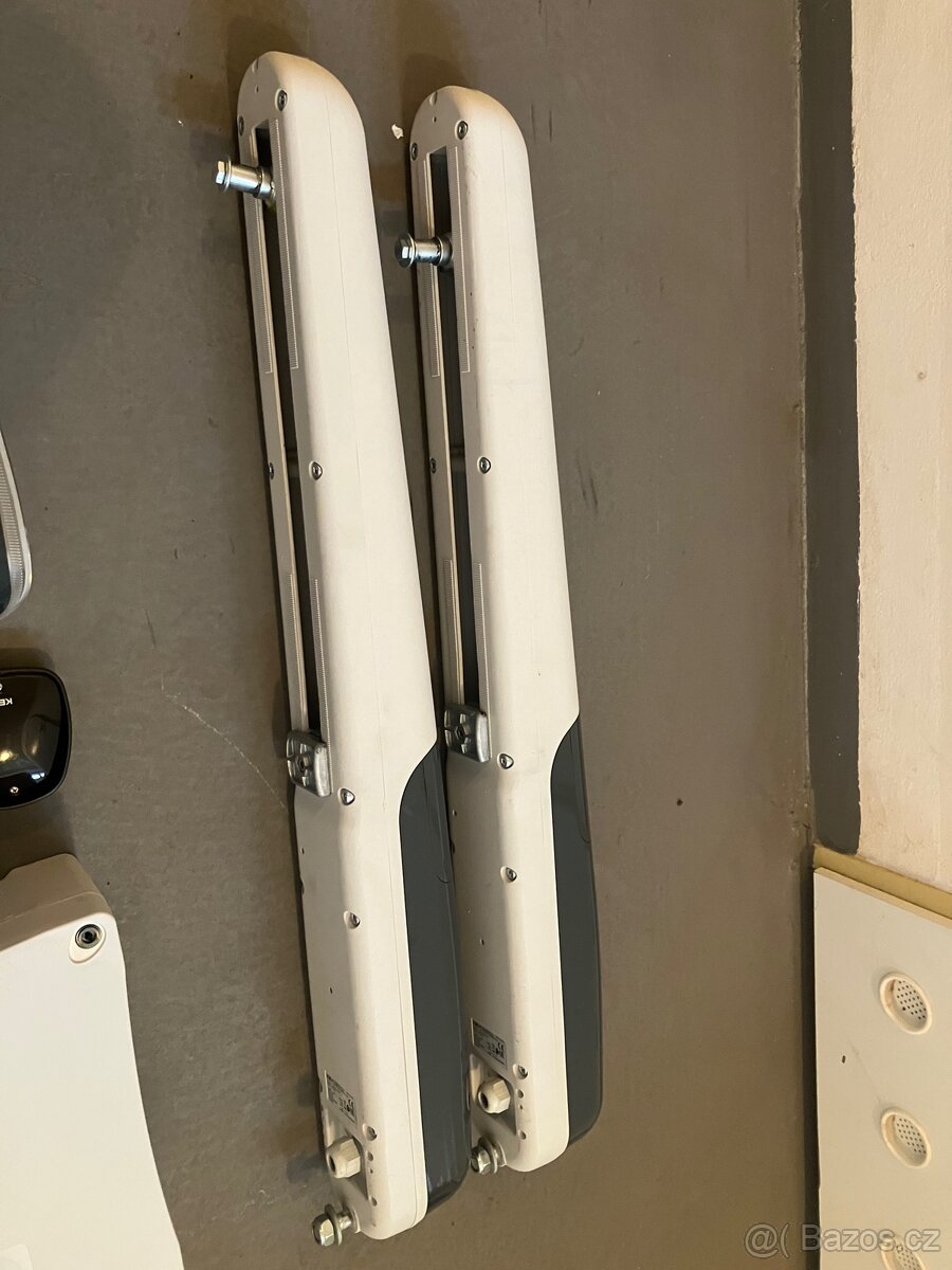 Pohon dvoukřídlé brány - 2