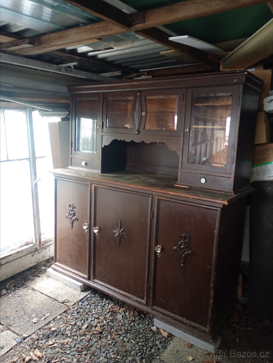 Starožitná kredenc - 2