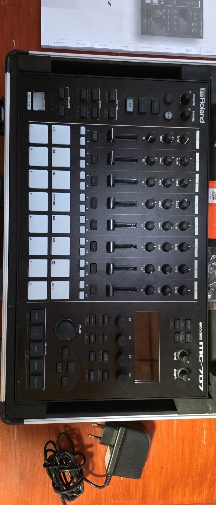 Roland MC 707, Groovebox - 2