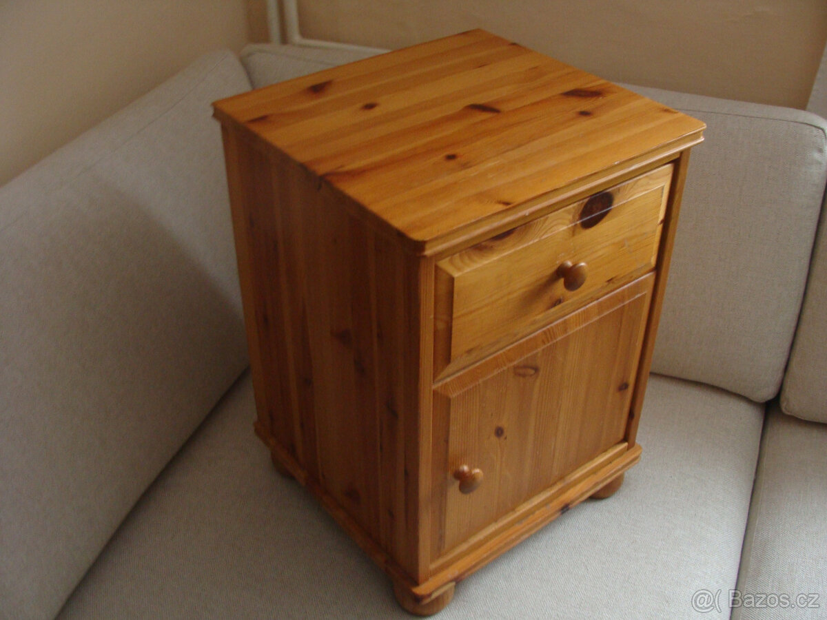 Hezký noční stolek masiv - 2
