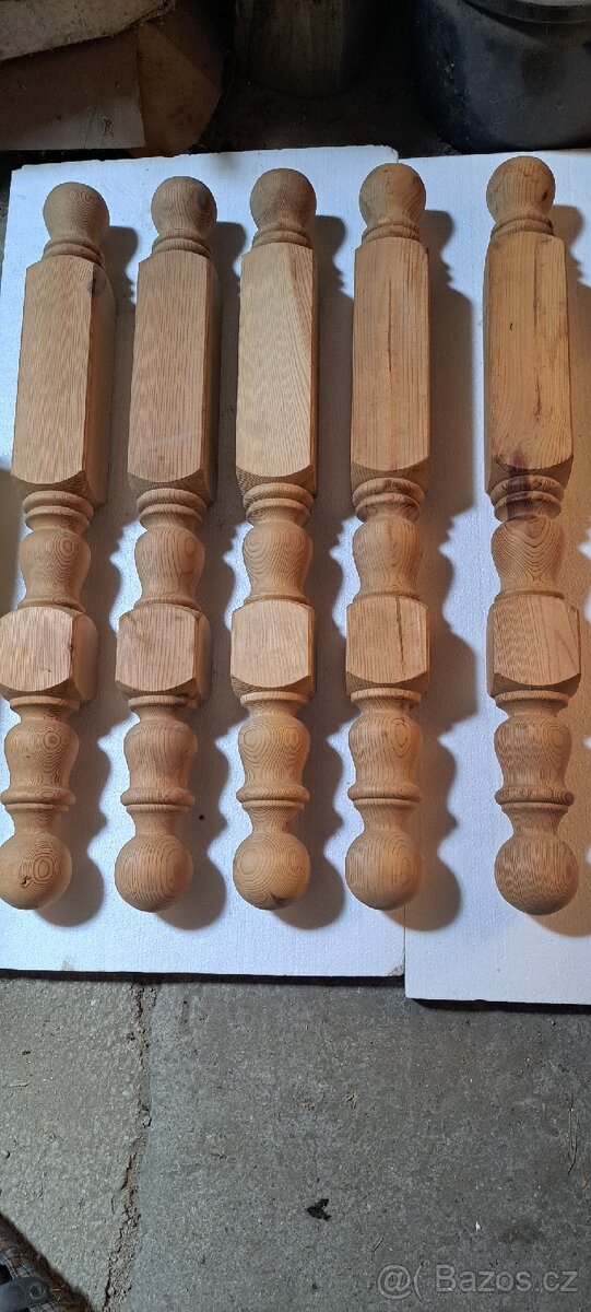 Dřevěné sloupky, zábradlí. - 2