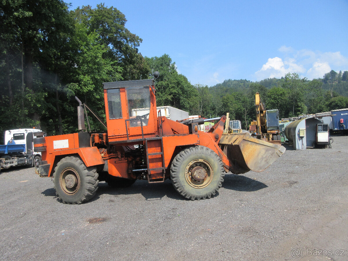 Kolový NAKLADAČ ZTS UNK 320 - - 2