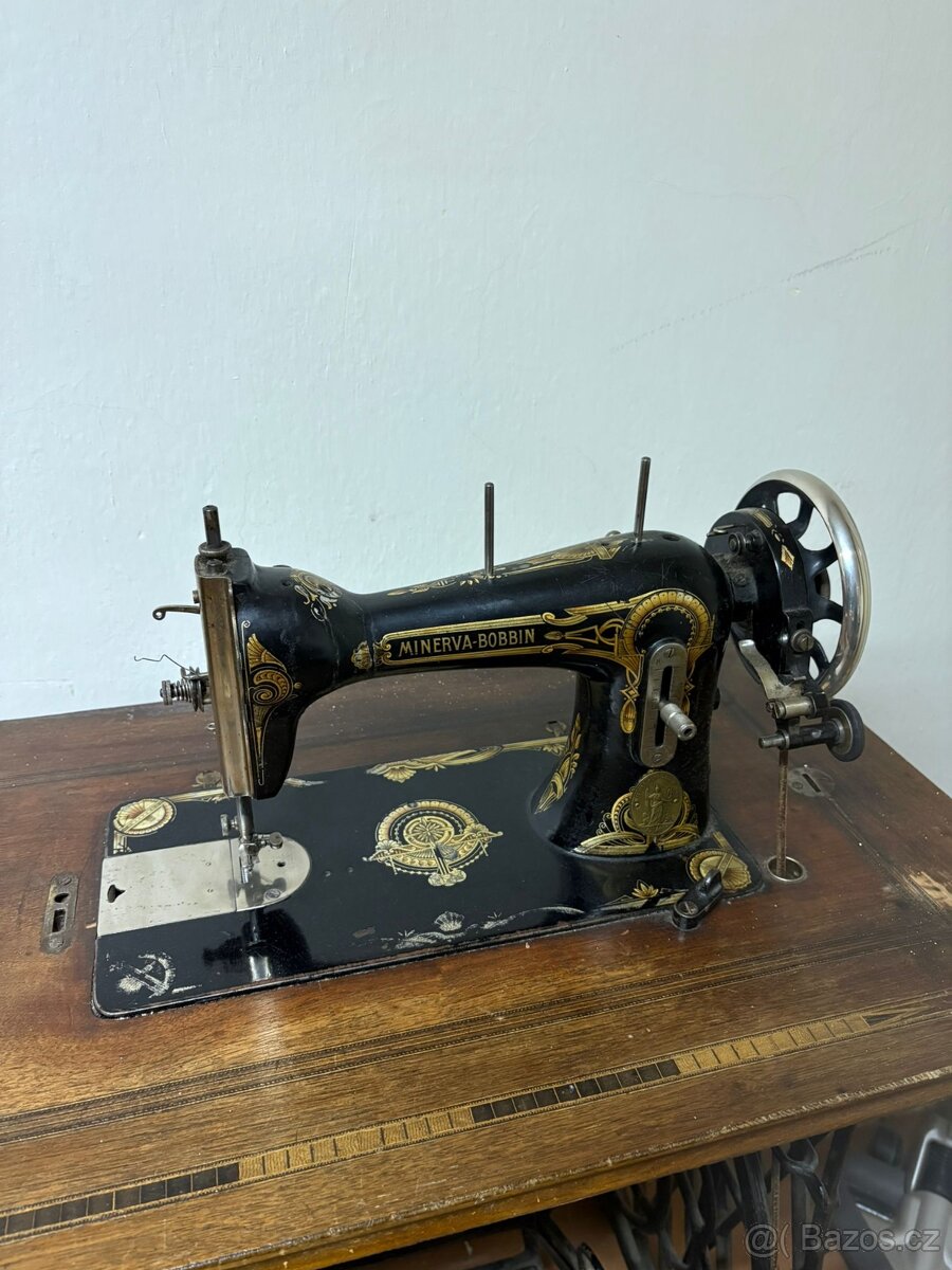 Starý šicí stroj - 2