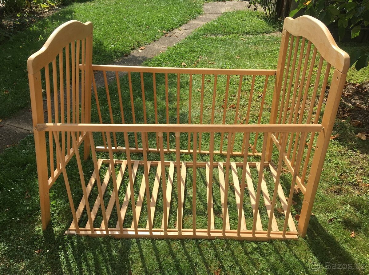 dětská dřevěná postýlka bez matrace - 2