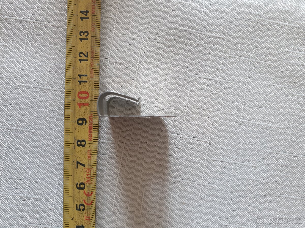 Upevňovací clips pro soklovou lištu - 2