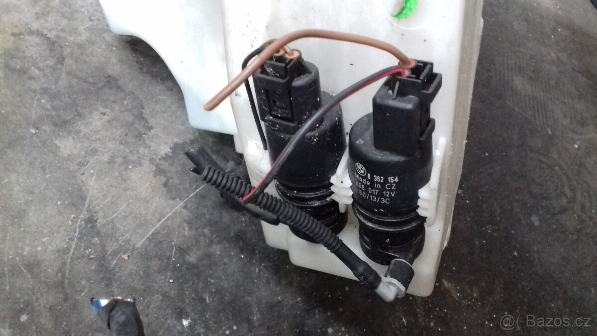 BMW X3 E83 2.0d Xdrive 2008 nádobka ostřikovačů+motůrky - 2