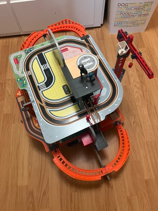 Dřevěná vlaková stanice s jeřábem - Playtive - 2