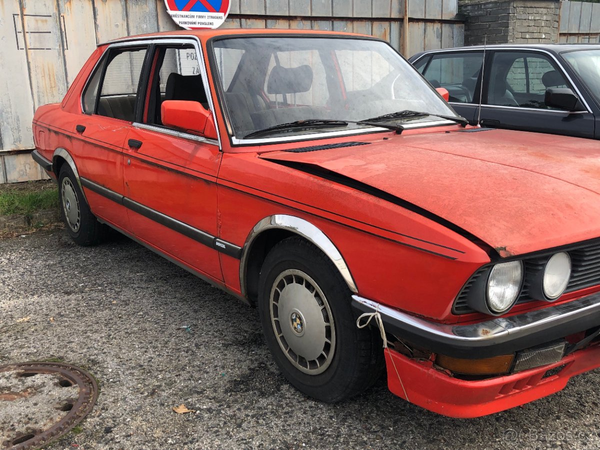 BMW 520 i E28 cervena nahradni dily - 2
