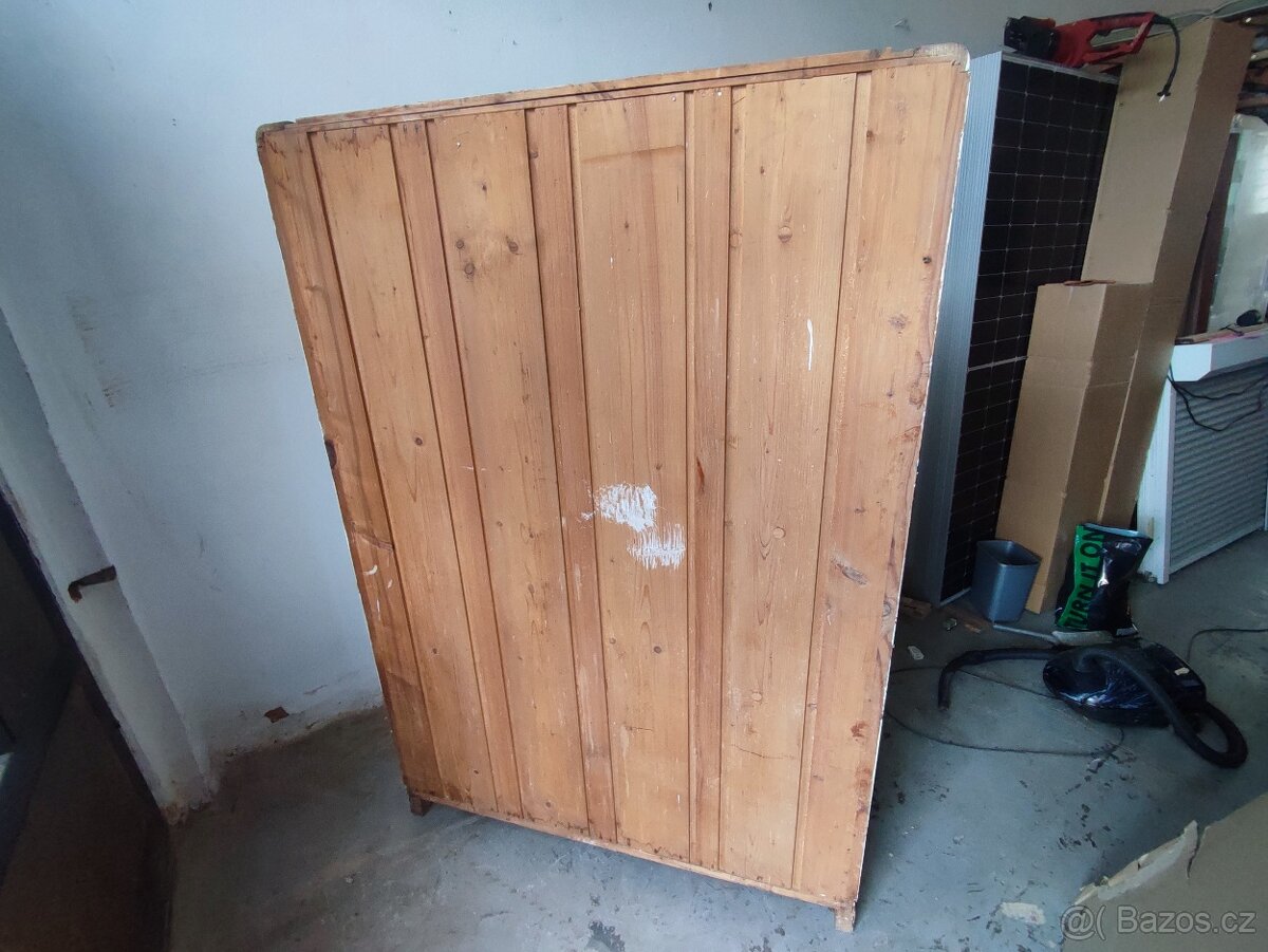 Stará dřevěná skrin - 2