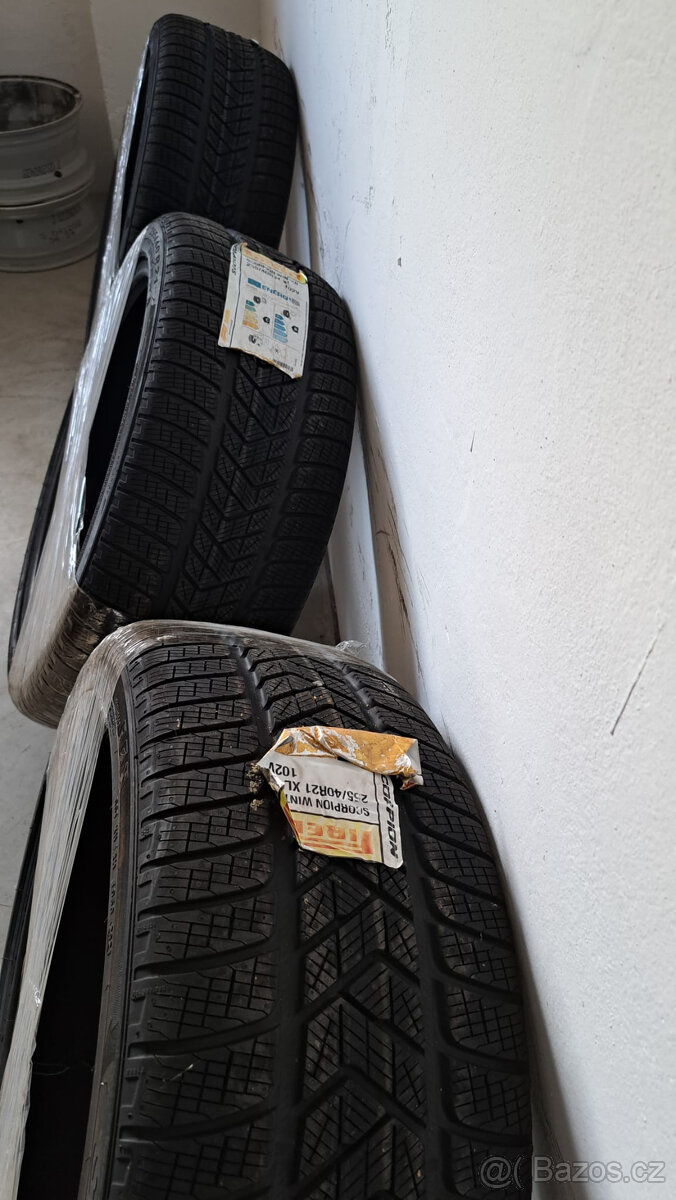 Zimní pneu PIRELLI WINTER 255/40 R21 - 2