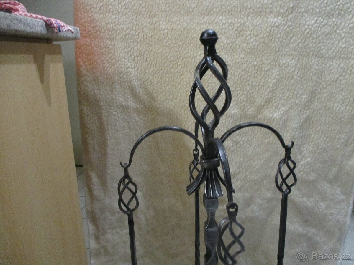 RUČNĚ KOVANÝ STOJAN KE KRBU S NÁŘADÍM - 2