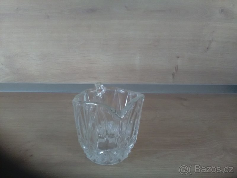 Pěkný skleněný broušený džbánek - 2