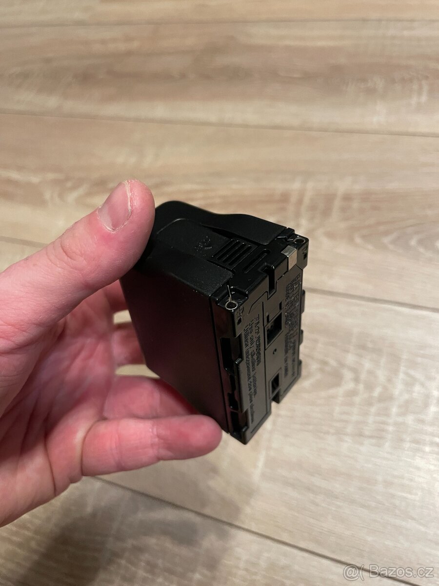 Sony NP-F redukce na AA baterie - 2