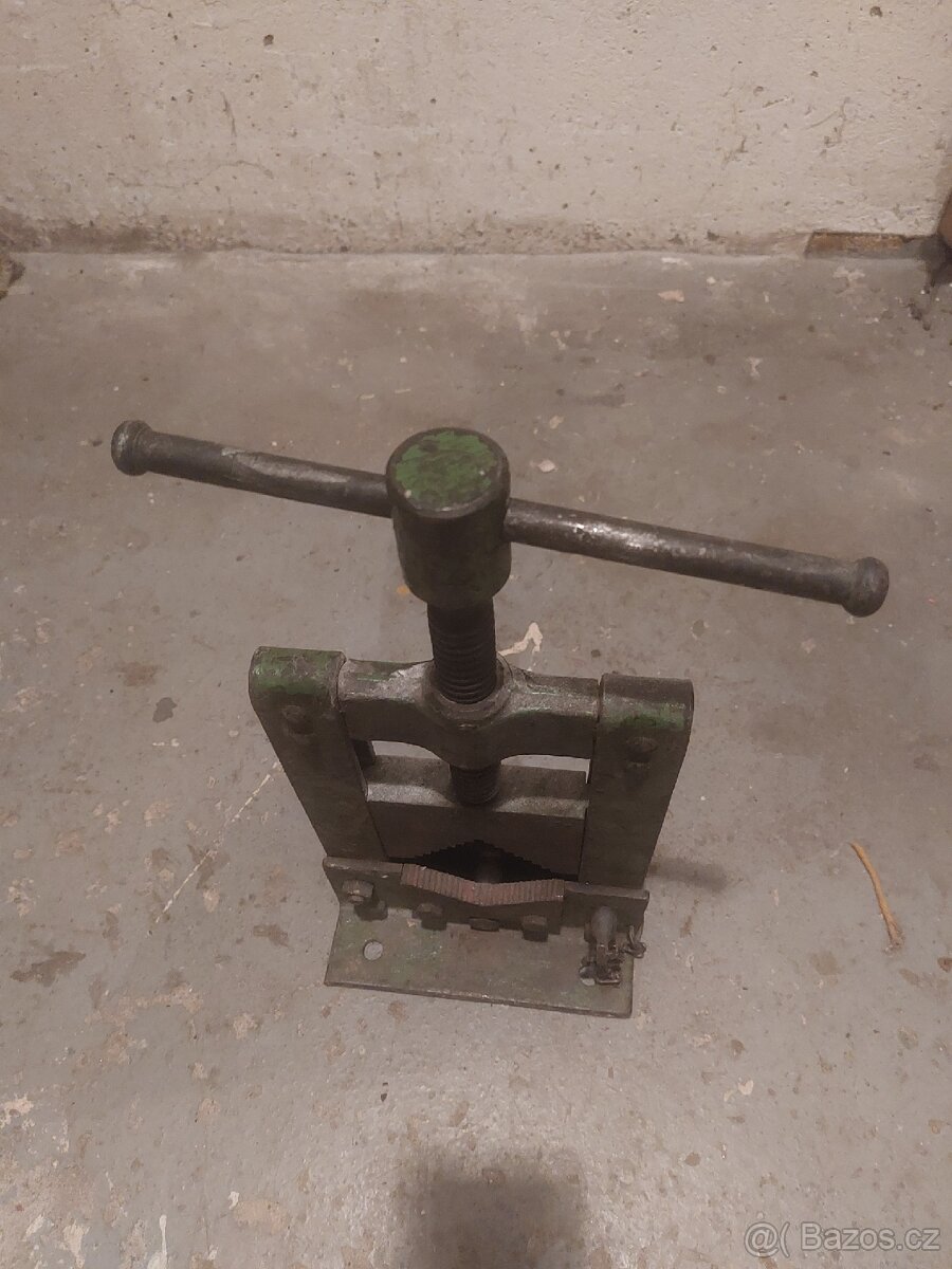 Svěrák na trubky - 2