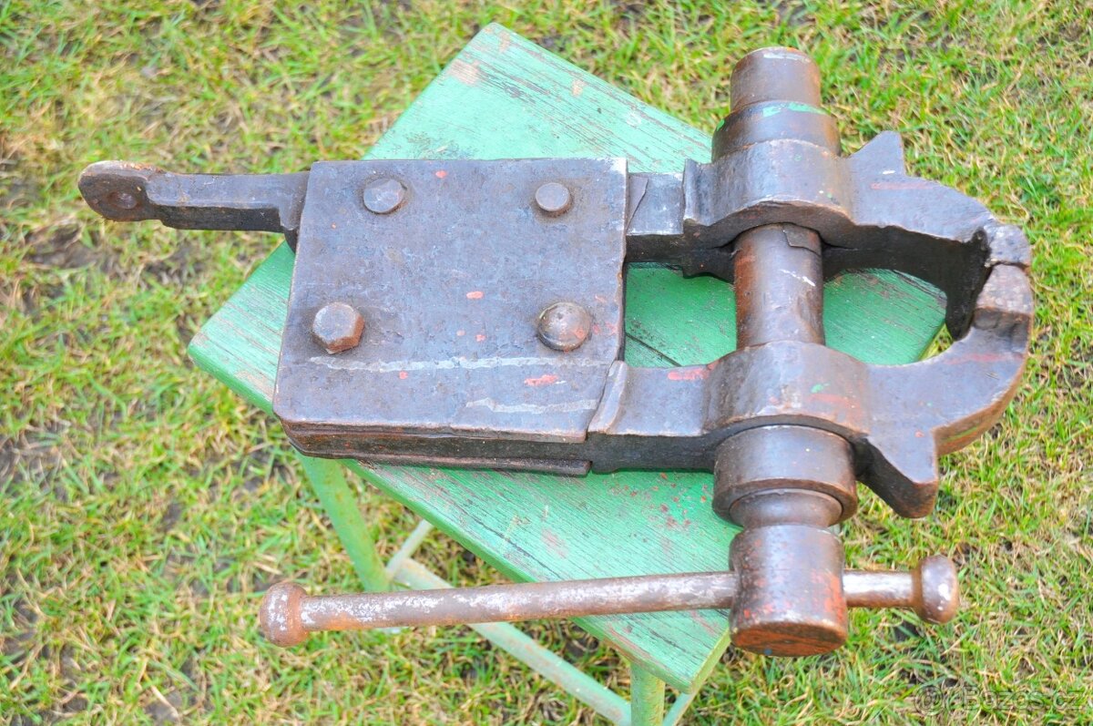 Masivní historický kovářský svěrák - 2