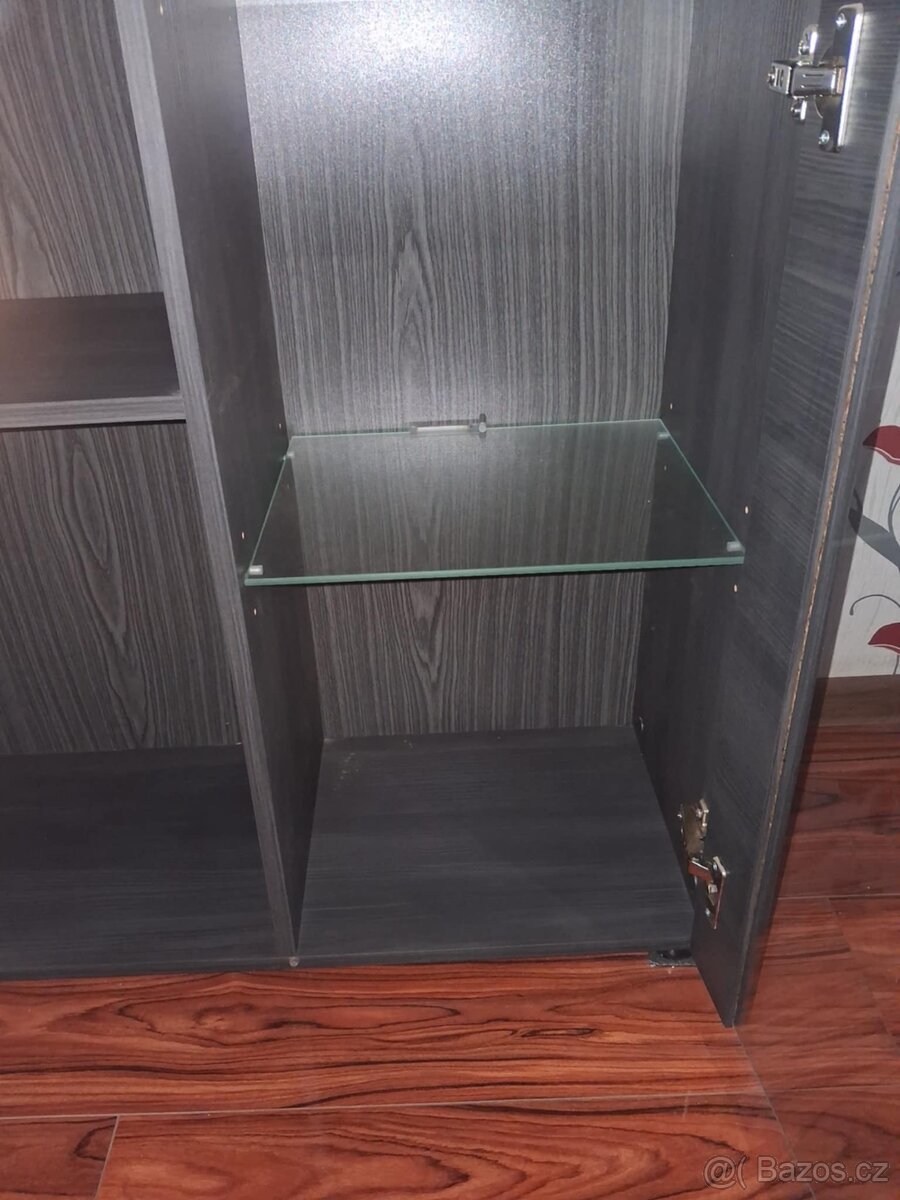 Vysoká skříň s osvětlením - 2