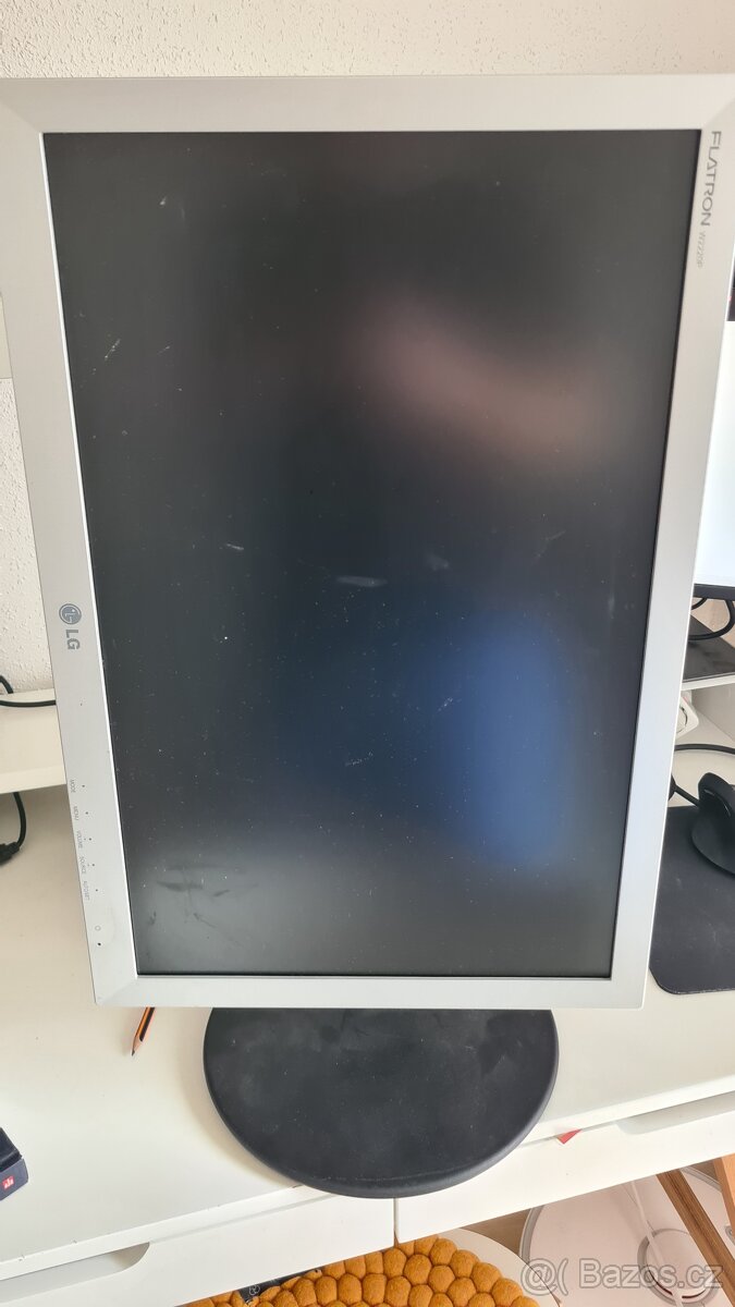 Monitor LG Flatron W2220P + pivot - 2