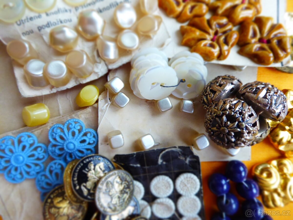 STARÉ KNOFLÍKY 8 sad - 2