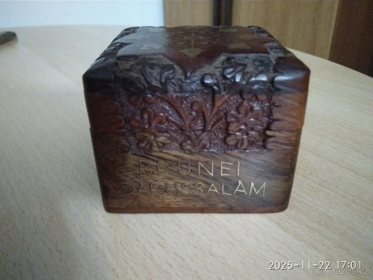 Starožitná dřevěná, vyřezávaná krabička, 70. léta - 2