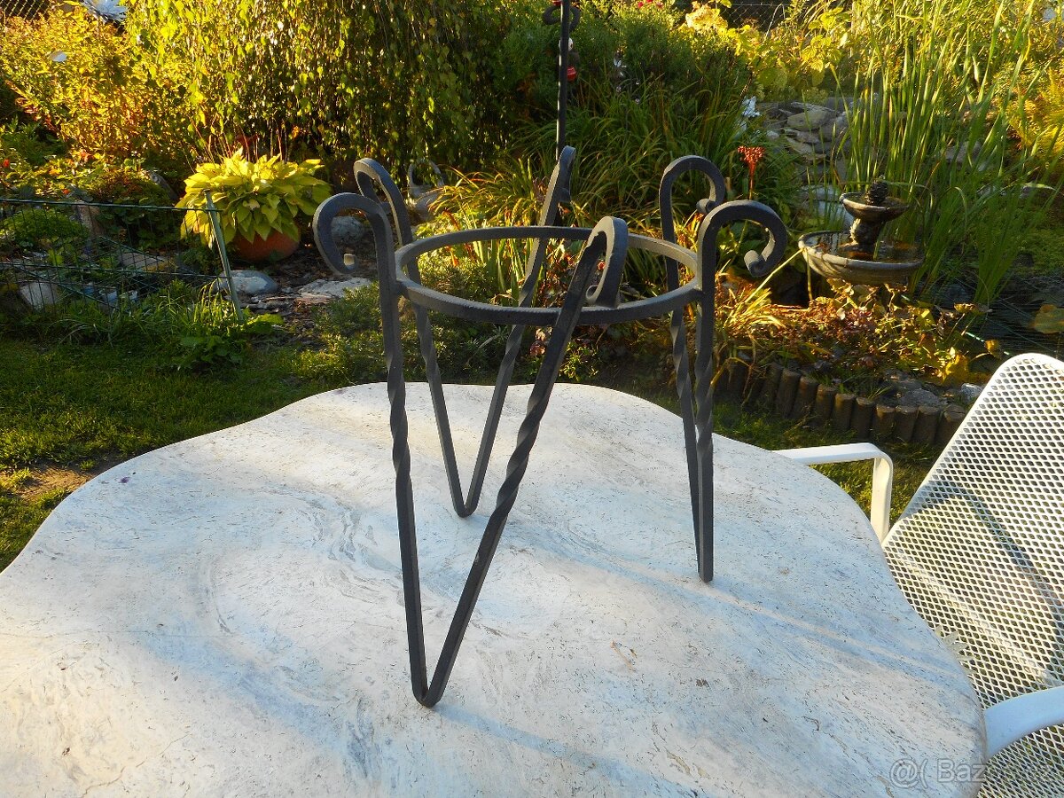 KOVANÝ STOJAN NA KYTKU - 2